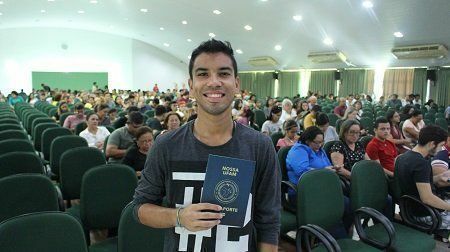 Ingressante pelo sistema de cotas, Paulo Francis Gomes comemora sua aprovação para o curso de Arquivologia. "Assim que efetivar minha matrícula, vou conhecer as dependências da minha universidade"